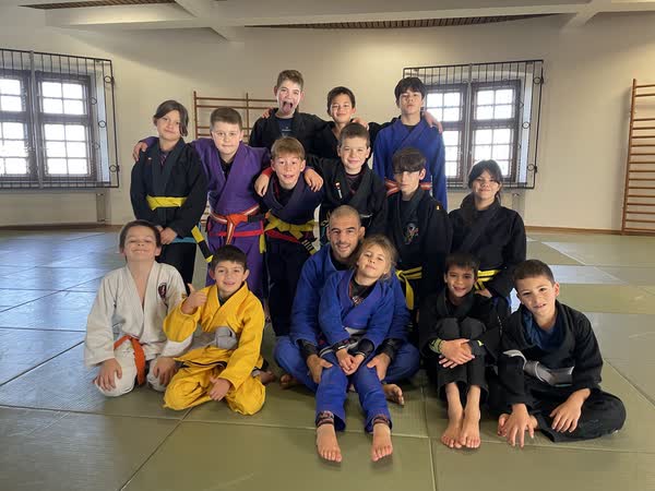 Group photo of the kids in their gi on the mats at Wewelsburg