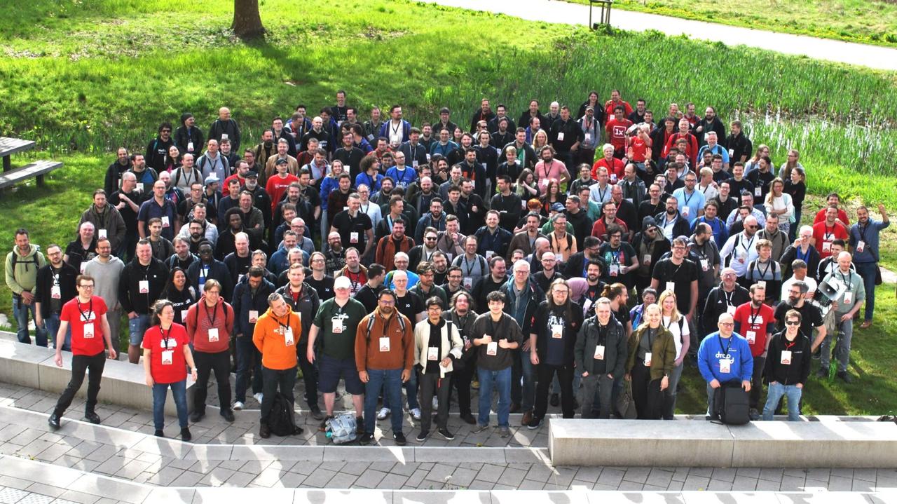 Drupal Developer Days Leuven 2025 - full group photo on the campus steps