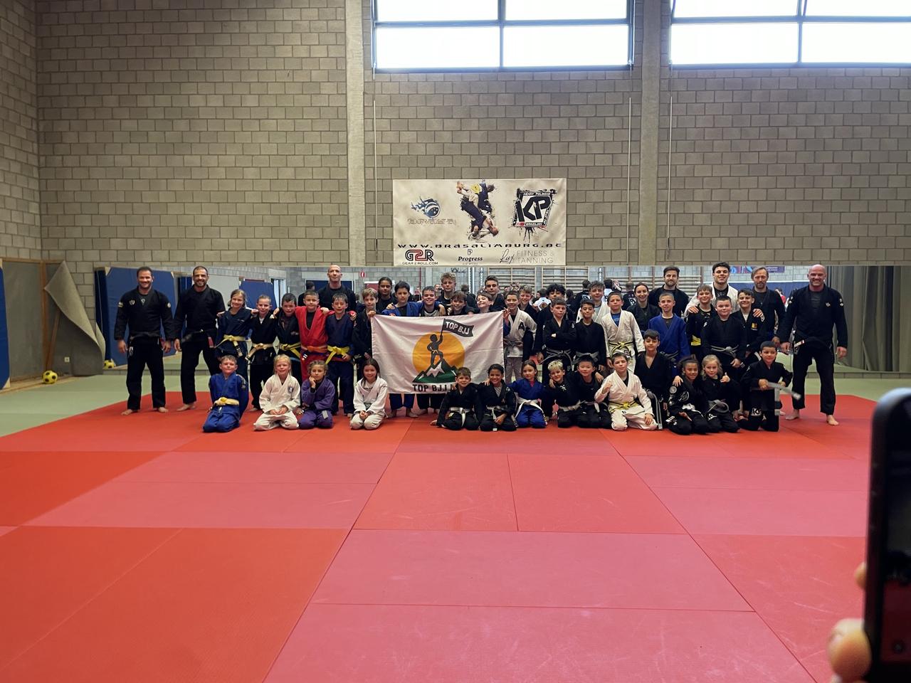 Top BJJ kids and Brasa Limburg group photo on the mats