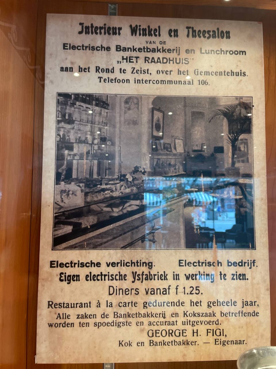 Historic Dutch advertisement poster for 'Interieur Winkel en Theesalon van de Electrische Banketbakkerij en Lunchroom Het Raadhuis' in Zeist, featuring a black and white interior photo and text highlighting electric lighting, electric business, and their own electric ice factory