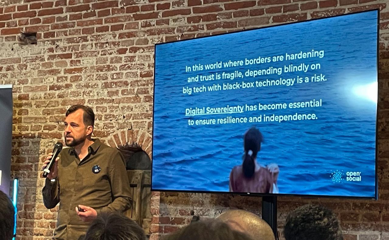 Speaker presenting on Digital Sovereignty: depending blindly on big tech with black-box technology is a risk