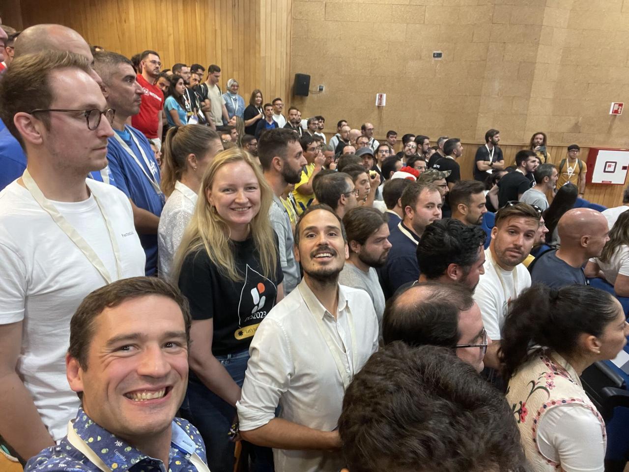 Packed auditorium at DrupalCamp Spain 2023 Seville - standing room only, over 300 attendees including Dominique and others