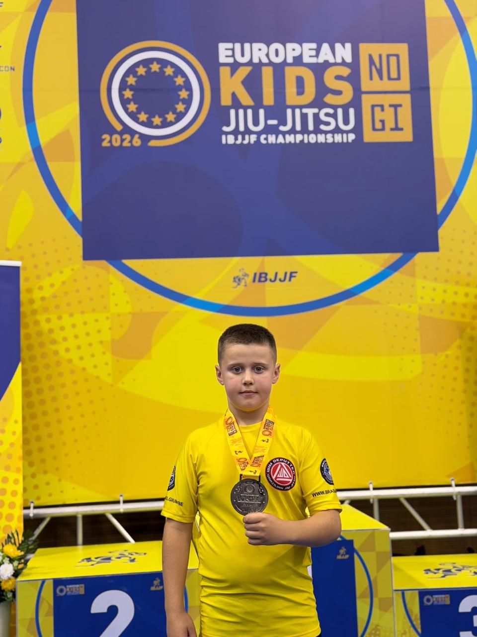 Eymen op het podium van het IBJJF European Kids No-Gi Championship 2026 in Lissabon, met een zilveren medaille