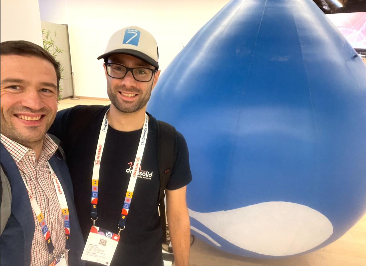Frederik with Marcus Johansson in front of the giant Drupal drop