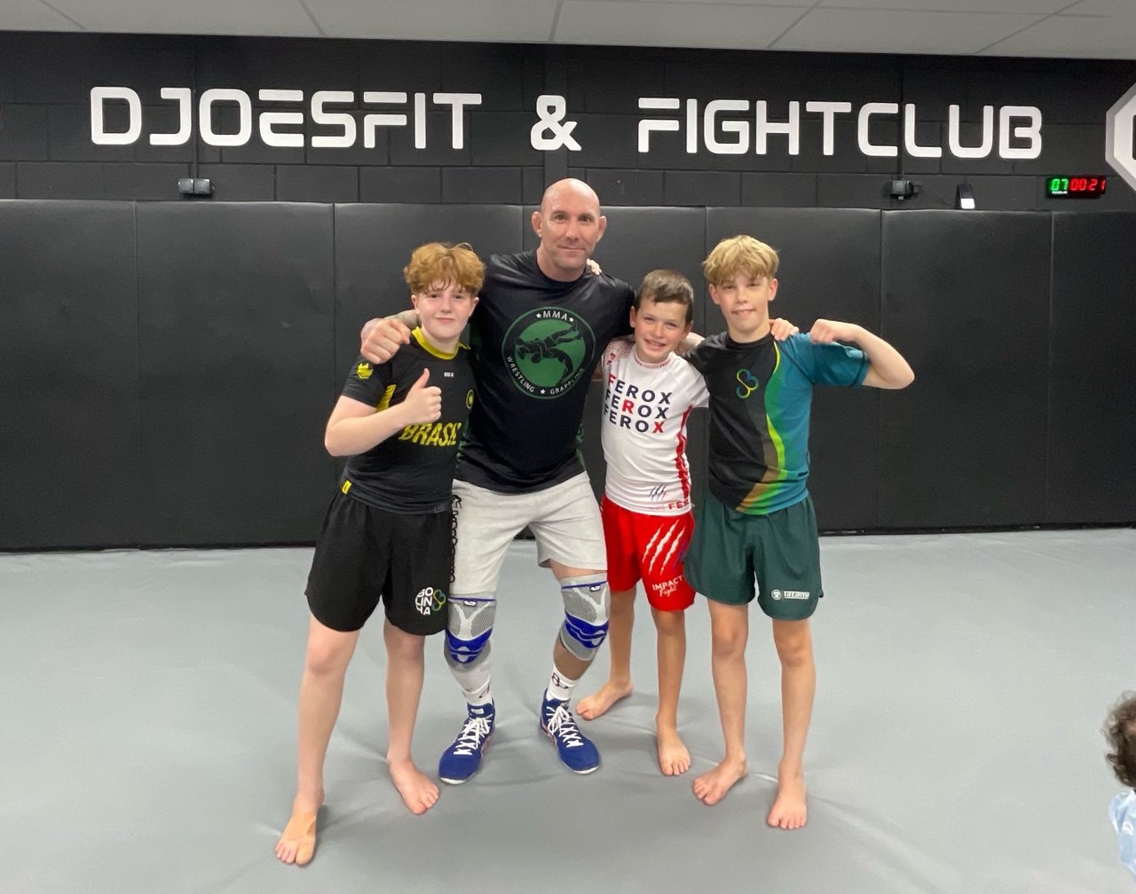 Alexander and kids with coach Joey at DjoesFit Fightclub Almere